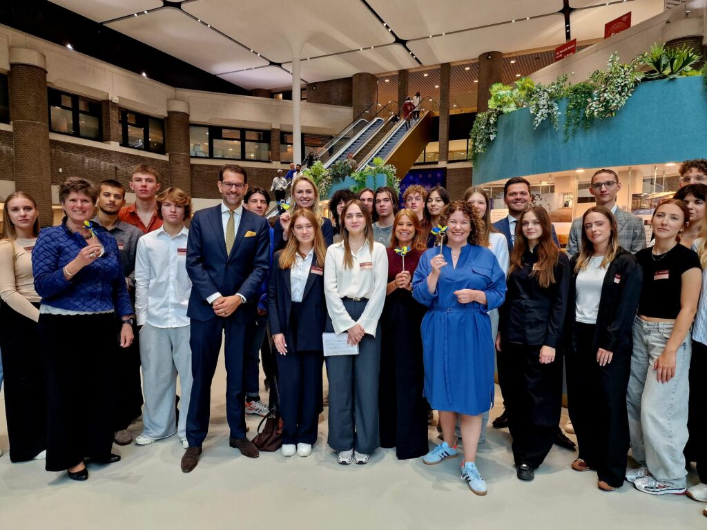 Mir Huisman, directeur UAF, samen met Oekraïense jongeren in de Tweede Kamer.