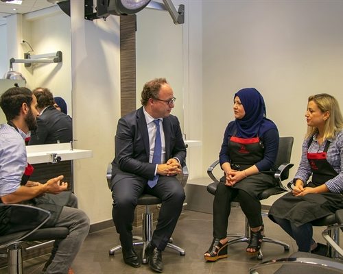Minister Koolmees in gesprek met vluchteling-studenten